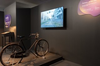 L'exposition propose notamment aux visiteurs de se mettre dans la peau du chimiste suisse Albert Hofmann, inventeur du LSD, qui a vécu son premier "trip" sur ce vélo. Musée historique de Bâle